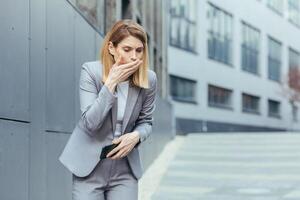 vrouw in de buurt kantoor misselijkheid en braken reflexen, ziek zakenvrouw foto