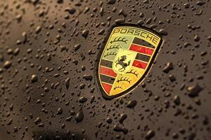 masi Italië 7 juni 2023 dichtbij omhoog foto van een zwart auto met de iconisch porsche embleem en water druppels