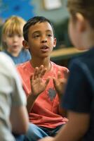 een ondersteunend leerzaam instelling waar een leerling met horen bijzondere waardeverminderingen toepassingen teken taal naar interactie met een teken taal tolk en klasgenoten, benadrukkend inclusief communicatie methoden. foto