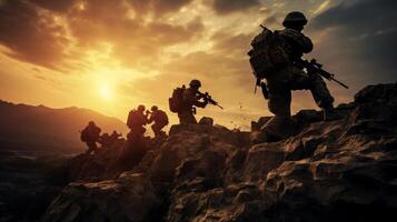 silhouet van leger soldaten met wapens donker achtergrond. wet en leger concept. hoog kwaliteit foto