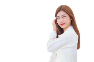 jong Aziatisch professioneel bedrijf kantoor vrouw wie heeft lang haar- draagt wit formeel pak terwijl ze arm kruispunt vol vertrouwen terwijl geïsoleerd wit achtergrond. foto