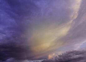 mooi avond lucht. zonsondergang. ochtendgloren. lila lucht. Purper wolken en wolken foto