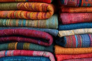 stack van levendig wol of alpaca dekens in een stapel foto