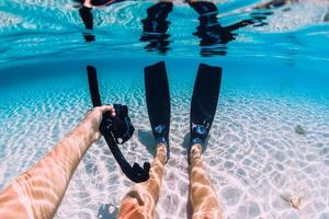 freediver kom tot rust met vinnen en masker Aan zand bodem in blauw oceaan onderwater- in Hawaii foto