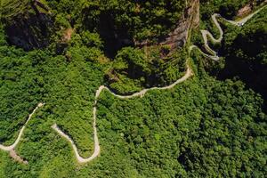 serpentijn weg in espraiado canyons in de kerstman catarina, Brazilië. antenne dar visie foto