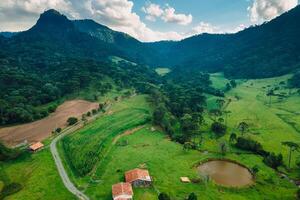 antenne visie van landelijk Oppervlakte met bergen en veld- in de gemeente van de kerstman catarina, Brazilië foto