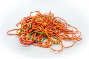 een bundel van rommelig rubber bands Aan een wit achtergrond foto