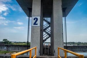 een industrieel beton trappenhuis Aan de bengawan solo rivier- dam gebouw, Indonesië, 23 mei 2024. foto