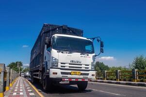 een groot doos vrachtauto draag- Verzending logistiek, Indonesië, 16 mei 2024. foto