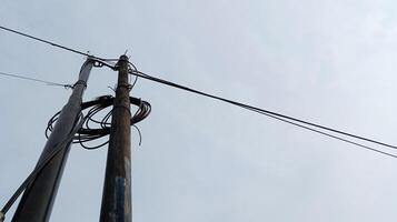telefoon kabel polen met blauw lucht achtergrond foto