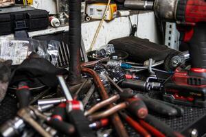 garage. auto reparatie. hulpmiddelen. rubber banden, wielen. foto