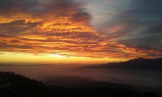 mooi vlamachtig wolken Bij zonsopkomst Aan een januari ochtend- foto