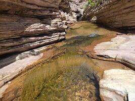 berg stroom met Doorzichtig water vloeiende door kamnik Ravijn, Macedonië foto