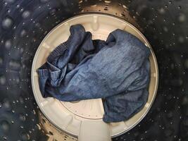 kleren in de het wassen machine foto