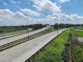 hoog hoek visie van de tol weg met omgeving natuurlijk keer bekeken in boyolali, Indonesië foto