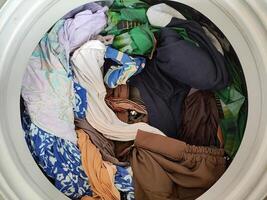 kleren in de het wassen machine foto