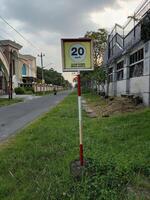 snelheid begrenzing teken Bij de dorp Ingang foto