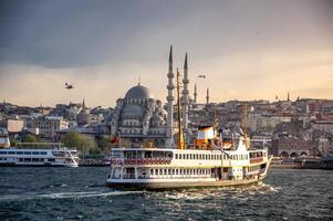 klassiek passagier veerboten, een van de symbolen van Istanbul foto