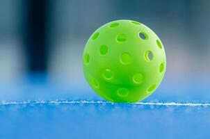 selectief focus, groen augurk bal geïsoleerd Aan een blauw rechtbank foto