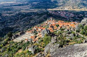 panoramisch visie van de middeleeuws dorp van monsanto. guarda wijk, Portugal foto