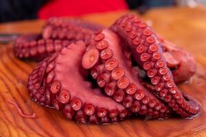 tentaculos van Octopus gekookt volgens naar de recept van pulpo een feira, typisch van galicië. foto