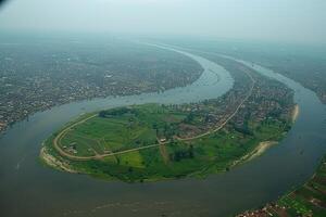 de rivier- langs met een weg gaan door de grens van de weg professioneel fotografie foto