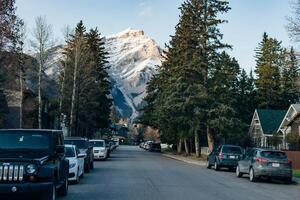 banff, alberta, Canada -december, 12e 2023 toneel- straat visie van de banff Laan foto