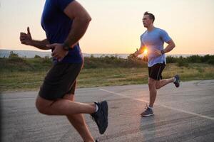 marathon partner. twee atletisch vrienden opleiding samen voor aanstaande wedstrijd. foto