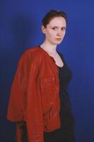 jong vrouw poseren in wijnoogst mode rood leer jasje foto