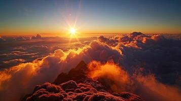 verbazingwekkend landschap van zon stijgen van de top van berg foto