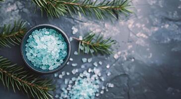 een kop gevulde met Kristallen van grof zee bad zouten met een Spar aroma. ontspanning spa behandelingen. esthetisch macro fotografie foto