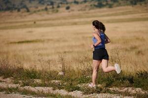 solo pas. vastbesloten atleet vrouw gaat aan boord Aan geschiktheid reis voor marathon voorbereiding. foto