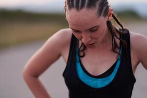 detailopname portret van vastbesloten atleet resting na intens training foto