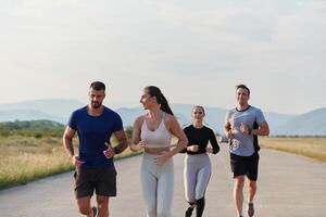 een groep van vrienden handhaaft een gezond levensstijl door rennen buitenshuis Aan een zonnig dag, bonding over- geschiktheid en genieten van de energiek Effecten van oefening en natuur foto