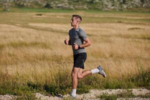 vastbesloten pas. atletisch Mens gaat aan boord Aan marathon voorbereiding met oplossen. foto