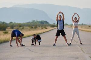 verschillend groep van atleten bereiden samen voor een rennen foto