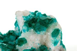 macro mineraal steen dioptase silicaat koper Aan een wit achtergrond foto