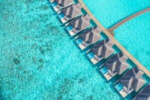 maldiven paradijs landschap. tropisch luchtlandschap, zeegezicht met lange steiger, watervilla's met geweldig zee- en lagunestrand, tropische natuur. exotische toeristische bestemming banner, zomervakantie foto