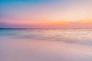 detailopname zee zand strand. panoramisch strand landschap. inspireren kalmte tropisch zeegezicht horizon. kleurrijk zonsondergang lucht wolken rustig kom tot rust zonlicht zomer zonsopkomst humeur. vakantie reizen vakantie bestemming foto