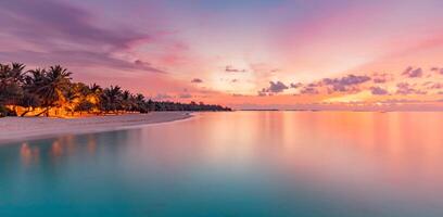 fantastische close-upmening van kalme zeewatergolven met oranje zonsopgangzonsondergangzonlicht. tropisch eiland strand landschap, exotische kust kust. zomervakantie, vakantie geweldige natuur schilderachtig. relax paradijs foto