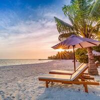 mooi tropisch Maldiven strand en zee Aan lucht voor vakantie vakantie achtergrond concept. boost omhoog kleur verwerken foto