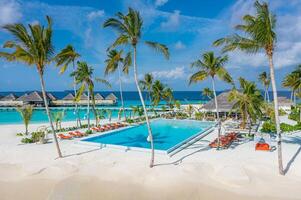 luchtfoto van het prachtige tropische strand van het paradijs van de Malediven. geweldig uitzicht, blauw turquoise lagunewater, palmbomen en wit zandstrand. luxe reizen vakantiebestemming. zonnig luchtlandschap foto