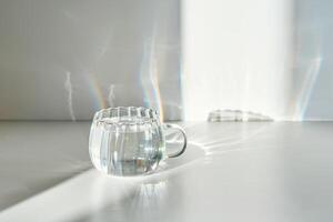 een glas van schoon drinken water in de ochtend- zon. foto