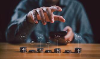 investeerder, investering, fonds, handelaar, voorraad markt, zakenman stapelen munten verschillend hoogte met percentage voor interesseren beoordeling van verschillen investering, financieel winst terugkeer en dividend concept. foto