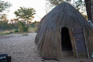 Afrikaans huis gemaakt van droog stro. Bosjesmannenstam, Namibië. foto