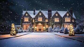Kerstmis in de platteland landhuis, Engels land huis herenhuis versierd voor vakantie Aan een besneeuwd winter avond met sneeuw en vakantie lichten, vrolijk Kerstmis en gelukkig vakantie foto