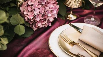 bruiloft of formeel avondeten vakantie viering tafellandschap met hortensia bloemen in de Engels platteland tuin, tafel instelling en wijn, bloemen tafel decor voor familie avondeten partij, huis foto