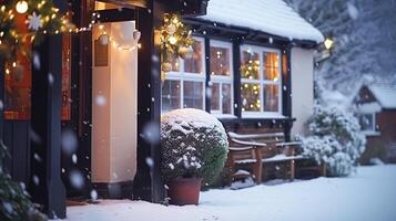 Kerstmis in de platteland, huisje en tuin versierd voor vakantie Aan een besneeuwd winter avond met sneeuw en vakantie lichten, Engels land styling foto