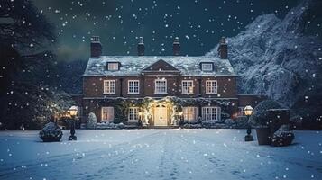 Kerstmis in de platteland landhuis, Engels land huis herenhuis versierd voor vakantie Aan een besneeuwd winter avond met sneeuw en vakantie lichten, vrolijk Kerstmis en gelukkig vakantie foto