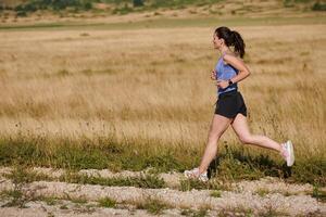 solo pas. vastbesloten atleet vrouw gaat aan boord Aan geschiktheid reis voor marathon voorbereiding. foto